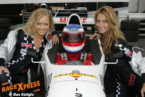RaceXpress.nl babes bij Frits van Eerd in zijn F1 Tyrrell